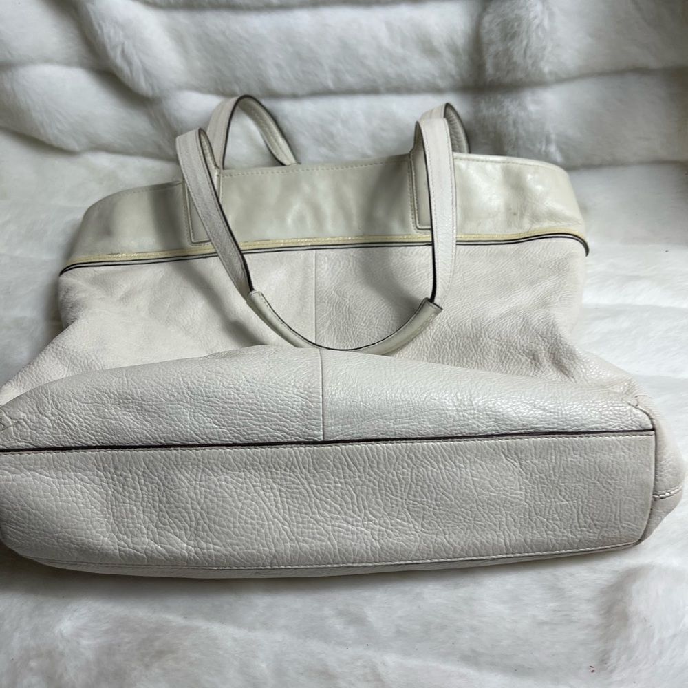 Coach leather beige tote bag with front laser cut logo design . - Picture 6 of 13